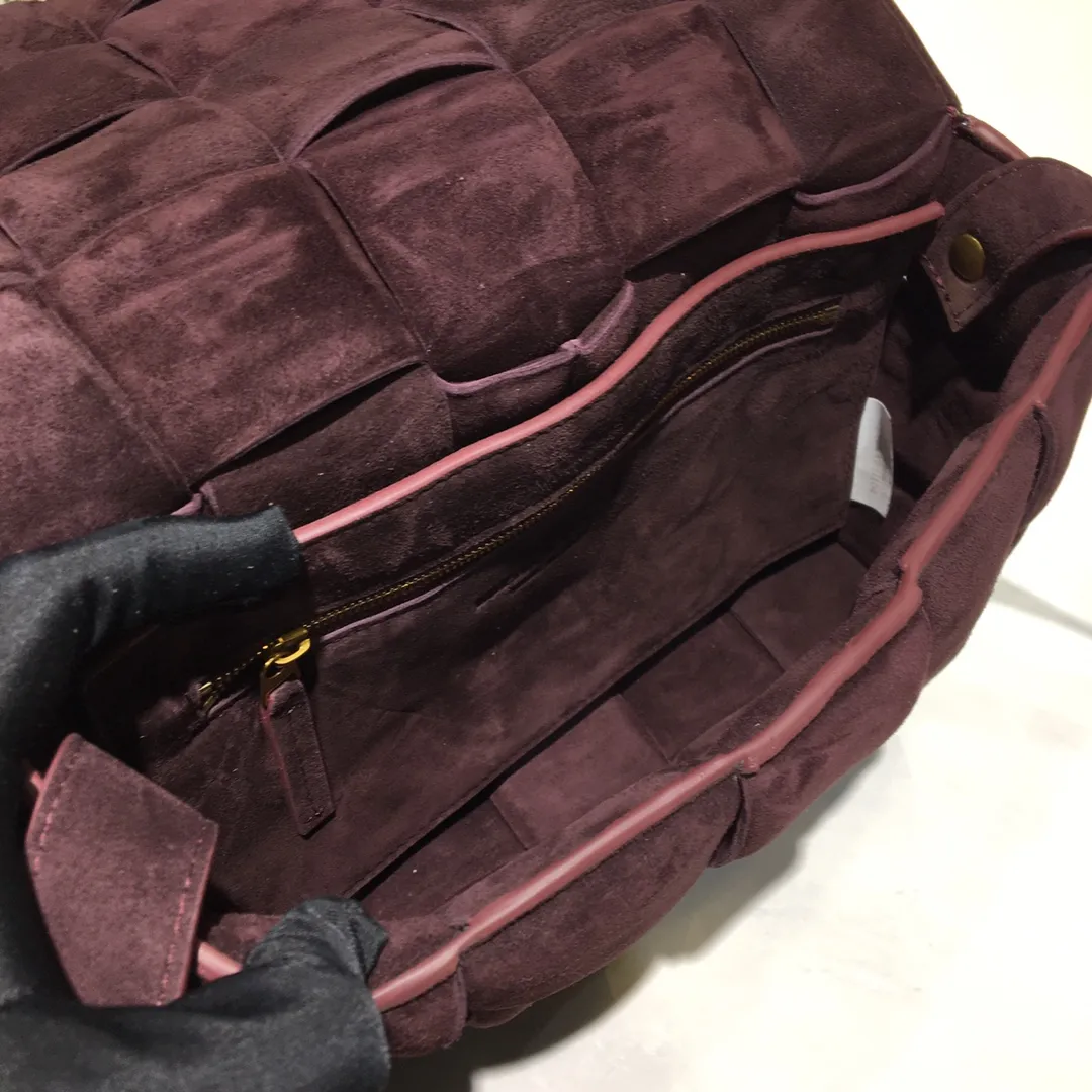 The Veneta Cassette pillow bag is made of soft frosted calfskin + aged matte gold buckle, very very fashionable! ! The leather feels super comfortable to the touch, and it has adjustable spaghetti straps with a signature triangle buckle. Size:26cm*18cm*8cm